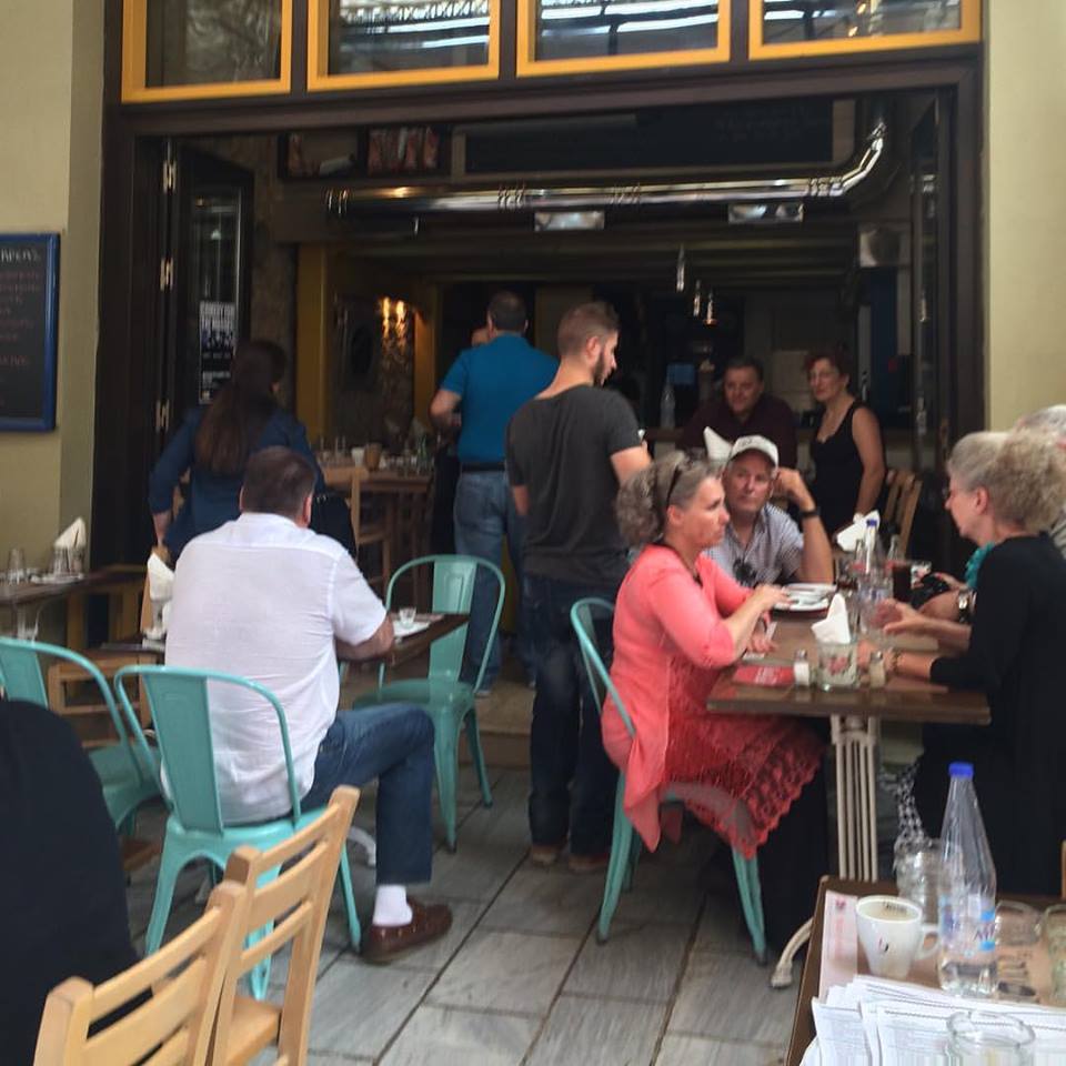 Cruise crowds at lunch on shore excursion