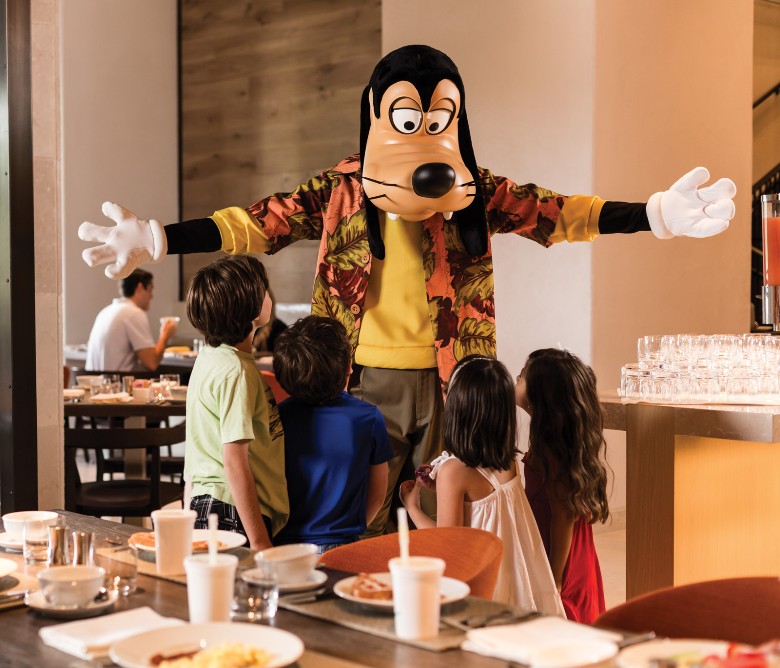 Goofy entertains kids at Four Seasons Orlando