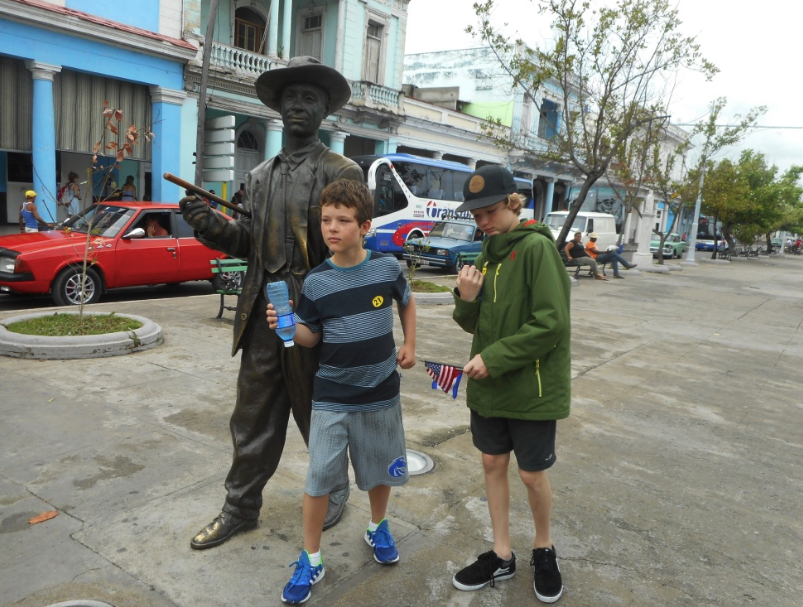 Cruise kids mugging by statue of Cuban musician Benny More