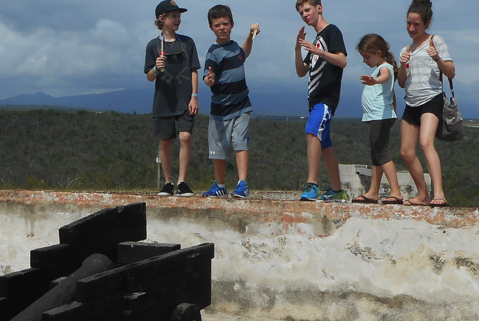 Cruise kids hamming it at Castillo de San Pedro de la Roca