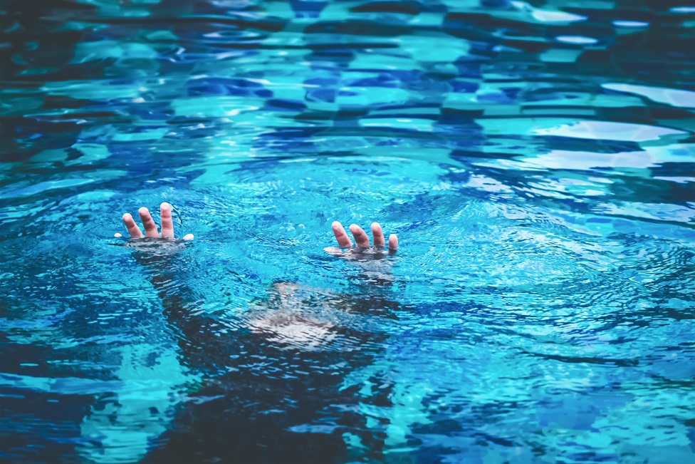 Child in danger drowning in the pool