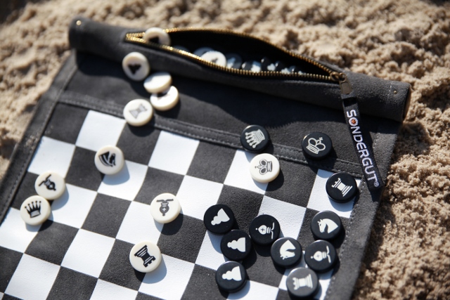 A Roll-Up Chess and Checkers Travel Game, Sondergut
