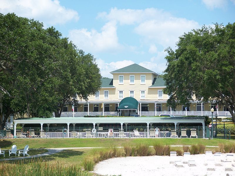 Lakeside Inn Historic Hotel