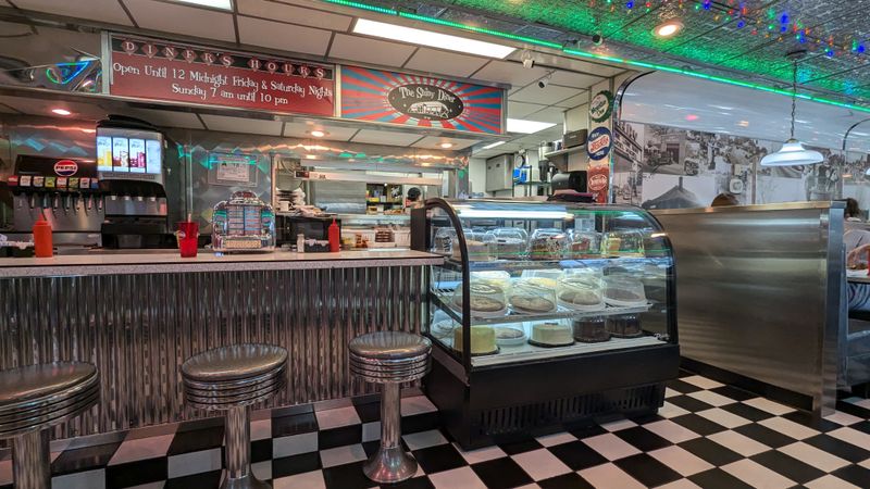 A Retro Interior That Makes Every Bite Feel Like The 1950s
