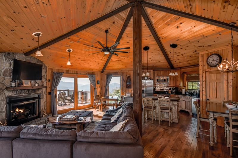 Custom Mountain Cabin With Incredible Views (Beech Mountain, NC)