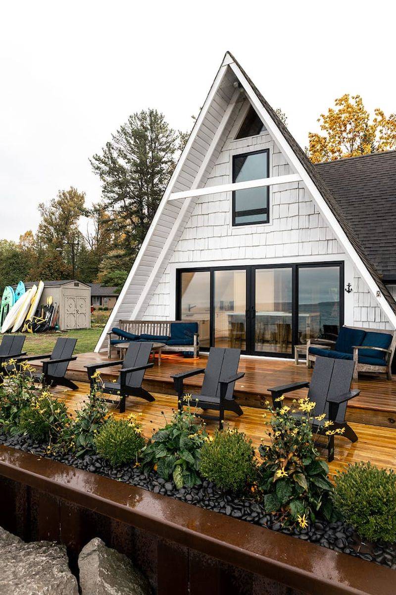 Cozy Lodging & Relaxed Stays In Suttons Bay