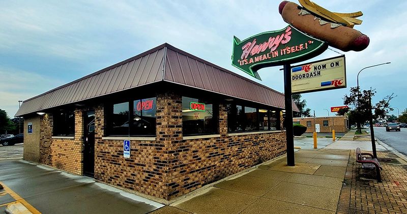Henry's Drive-In / Henry's Hot Dogs (Cicero)