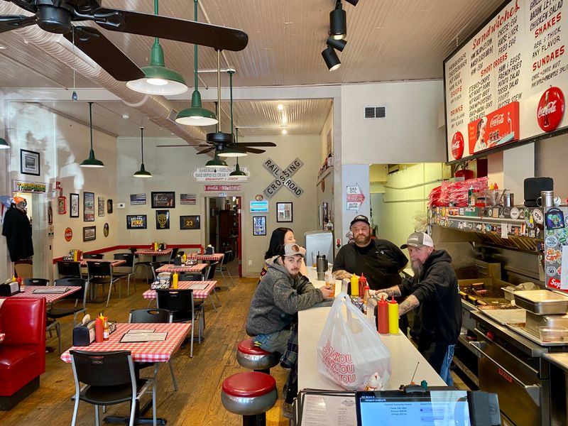 Thompson's Store & Ward's Grill (Saluda)