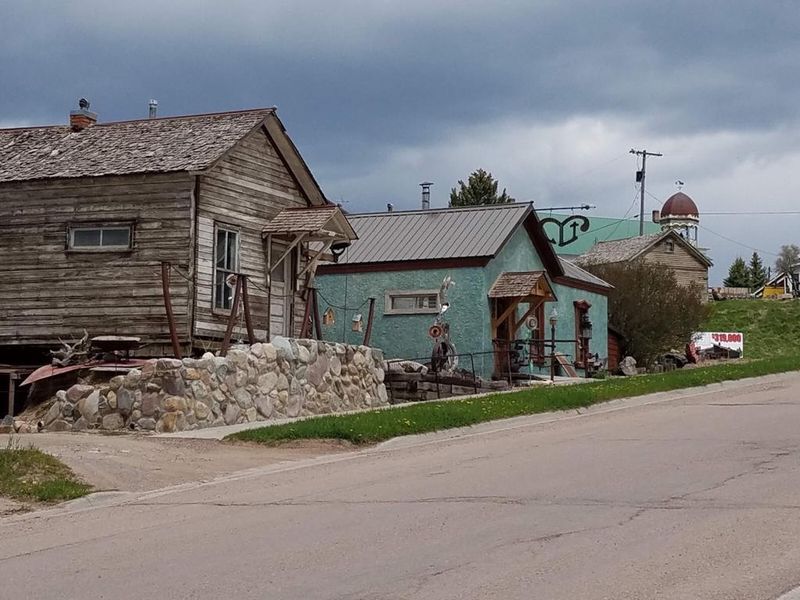 A Sapphire-Mining Scene That's Hands-On And Unusually Authentic
