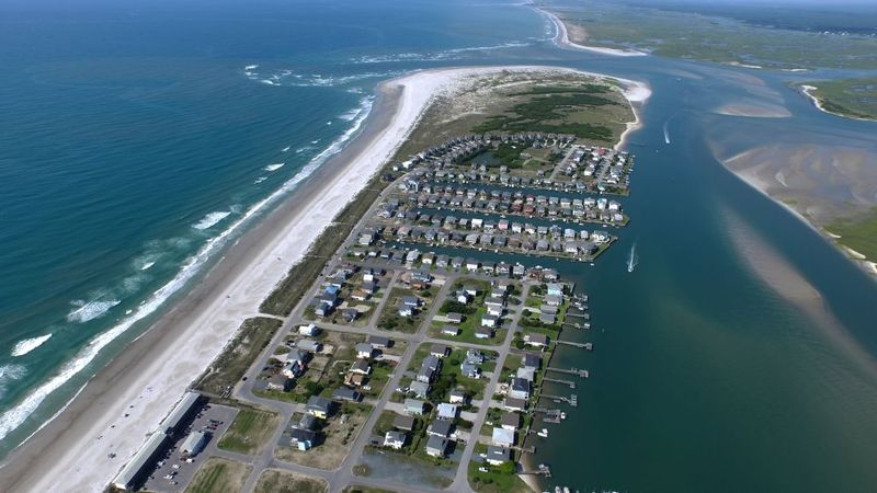 A 1950s Mini-Golf Spot That Keeps The Vintage Beach Vibe Alive