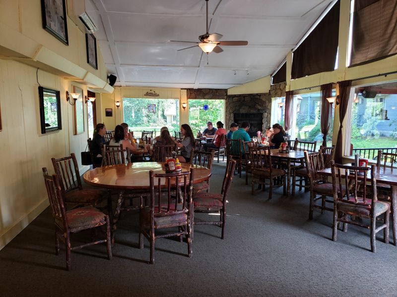 Small-Town Dining With Mountain Flavor And Zero Tourist Rush