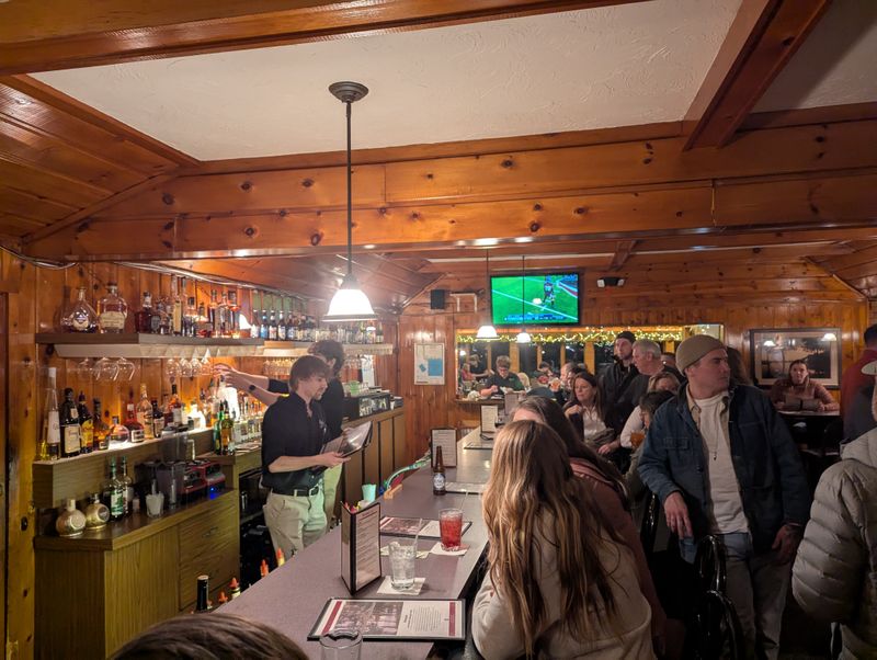 Why Weekend Crowds Arrive Long Before Dinner