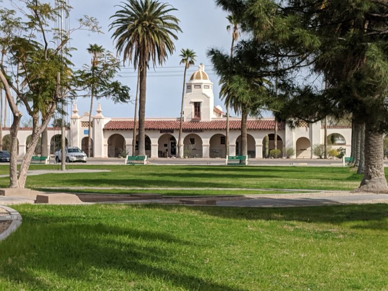 The Plaza Vibe: Shops, Snacks, And Hellos