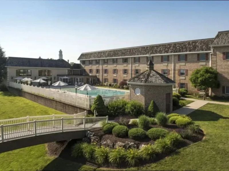 Stay Where The Quiet Lives: Cozy Inns That Keep You Close To Everything