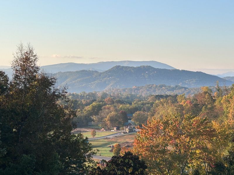 Nature Lovers' Dream With Hiking Trails And Mountain Views