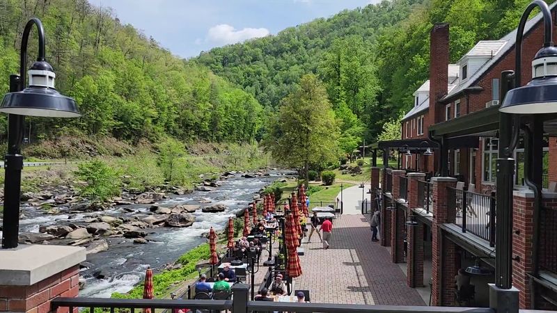 Riverside Arrival And First Impressions