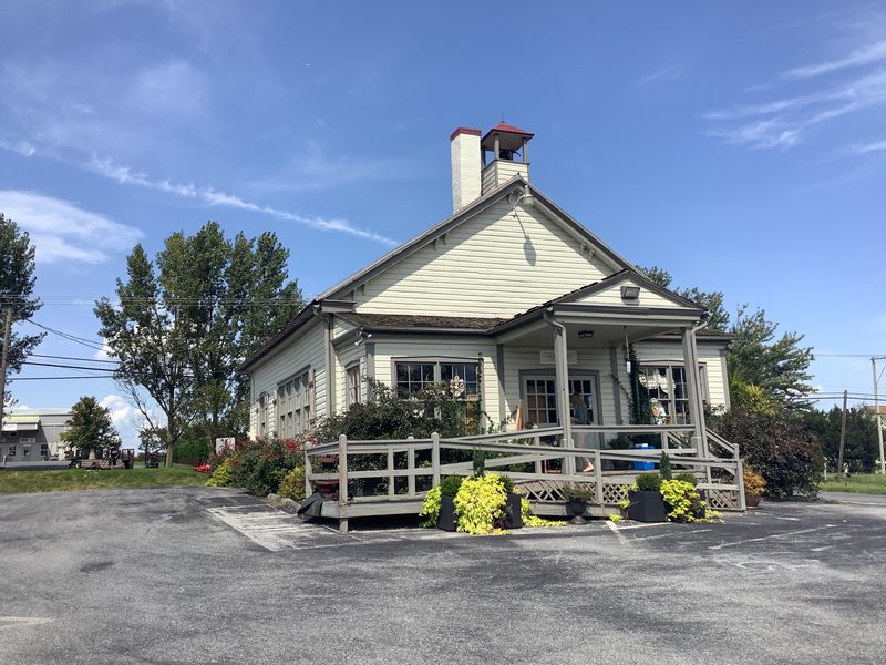 Dinner Plus A Show, Country-Style: The Bird-in-Hand Stage Night Out