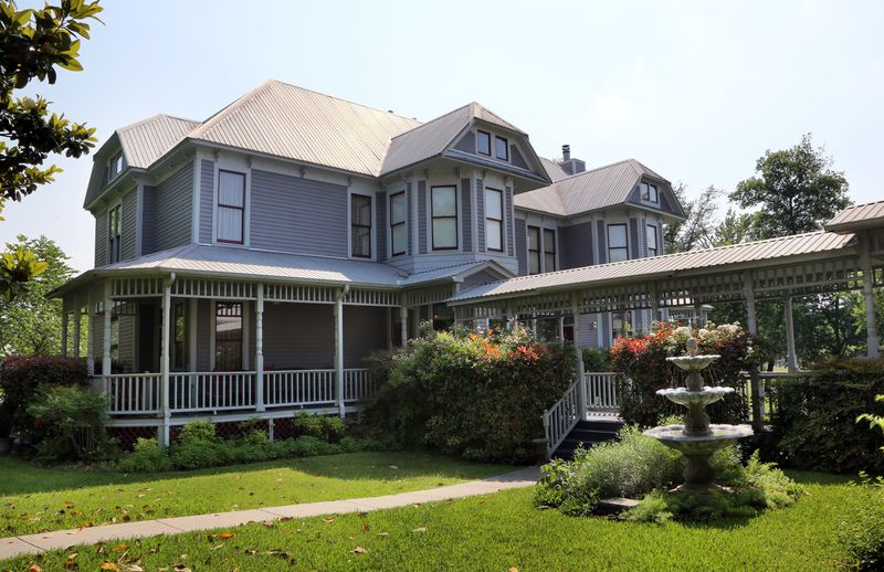 The Stagecoach Inn Carries the Echo of Travelers From 1860 to Today