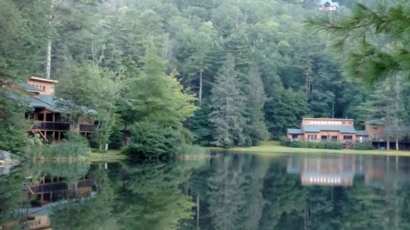 A Quiet Plateau Retreat Surrounded By Lakes, Waterfalls, And Hardwood Forests