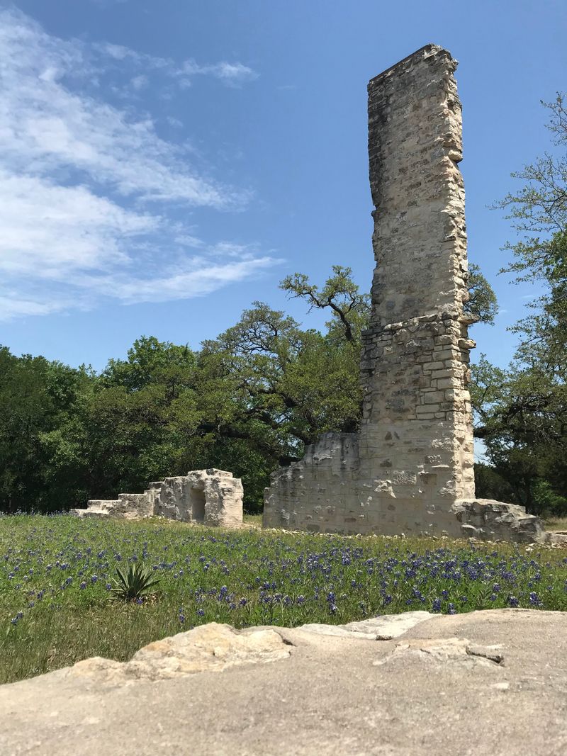 A Creekside Village Whose Roots Still Show in Every Stone and Street