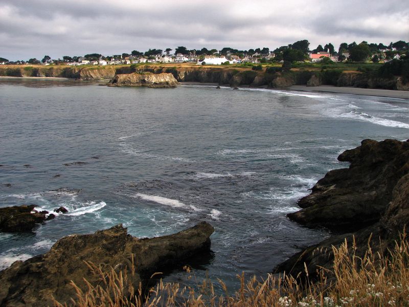 Locals’ Sunset Ritual on Clifftop Trails and Ocean Bluffs