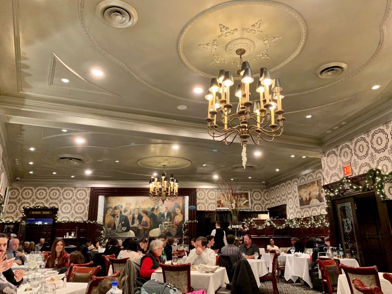 Service With Old-School Poise And Present-Tense Warmth