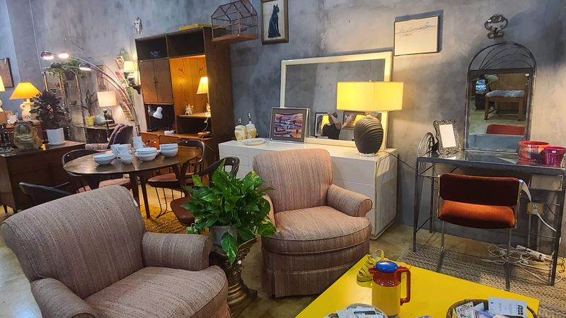 Mid-Century Anchors With Practical Charm