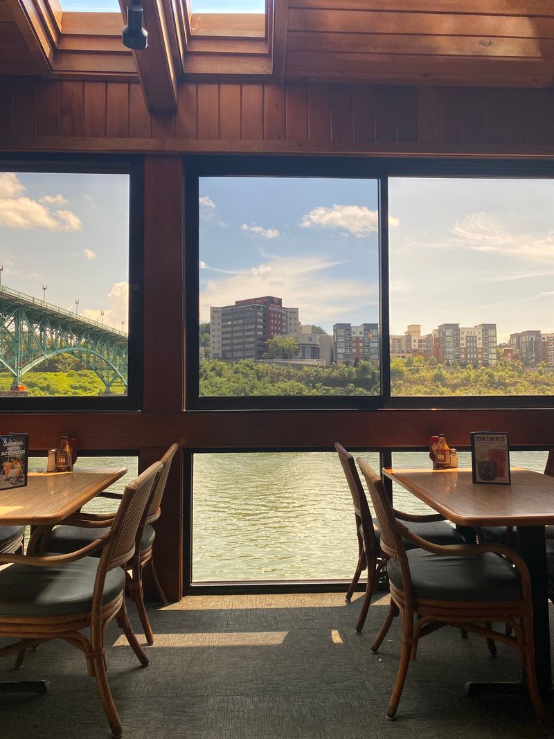 Calhoun’s On The River