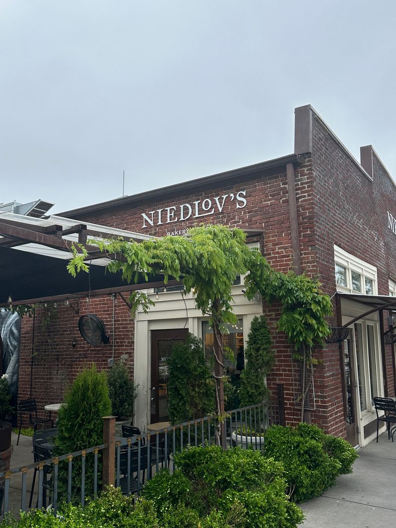 Niedlov’s Bakery & Cafe