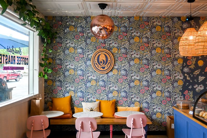 Cafés Where Time Behaves Itself