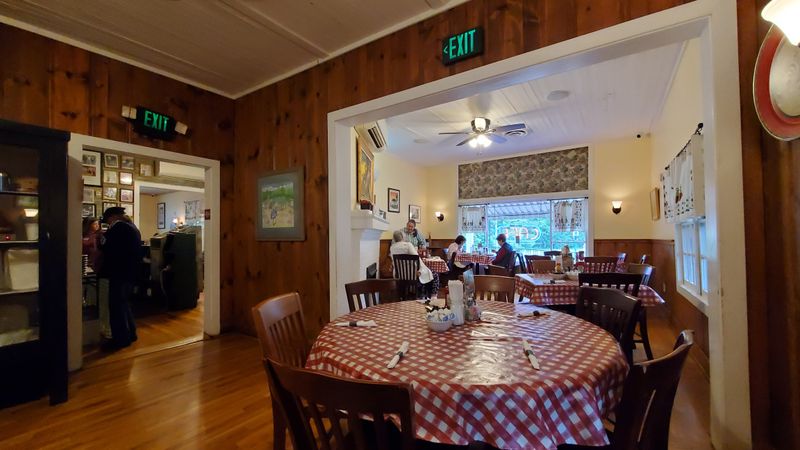 Service With Genuine Southern Poise