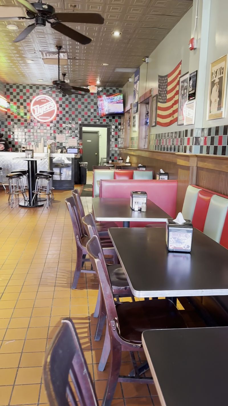 Celebrities, Tourists, And Natives Agree — This Is Classic Tennessee Burger Culture