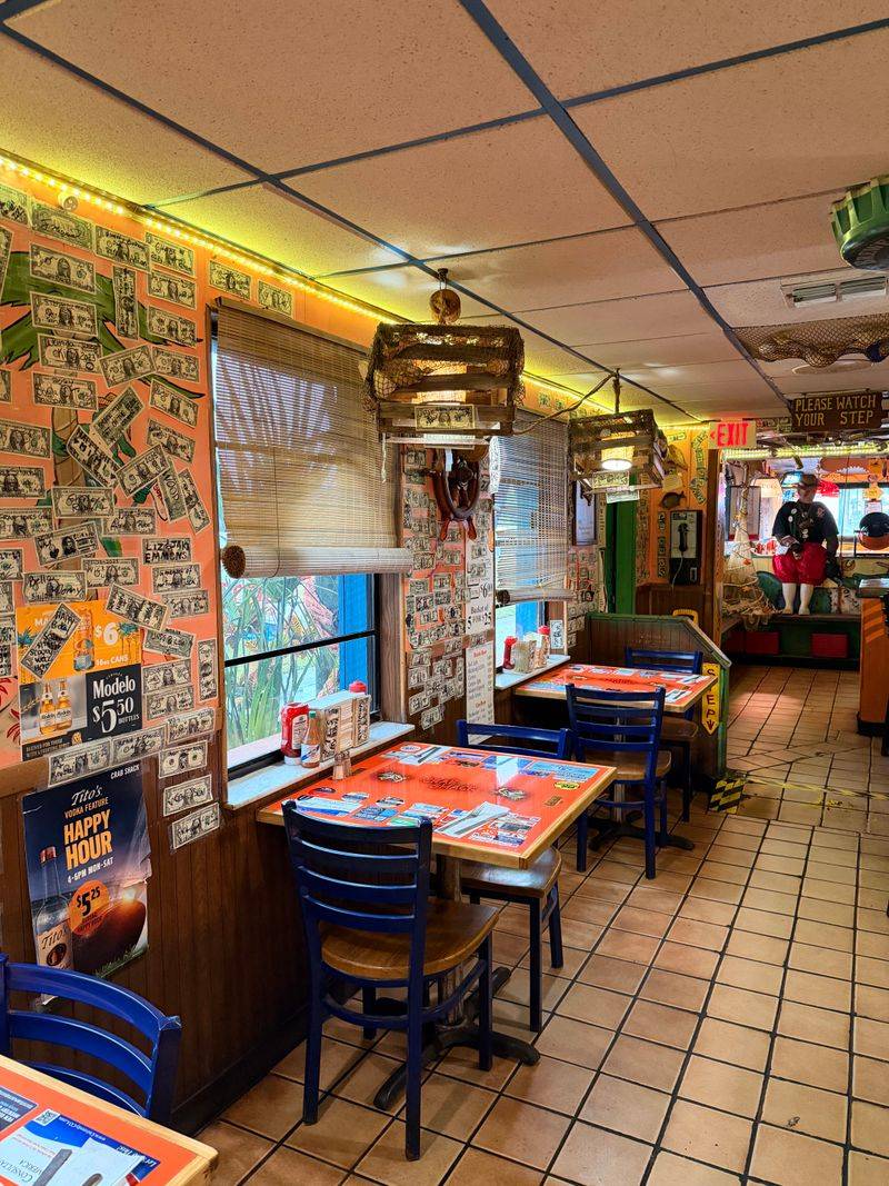 Casual Beachside Vibe Perfect For A Relaxed Meal