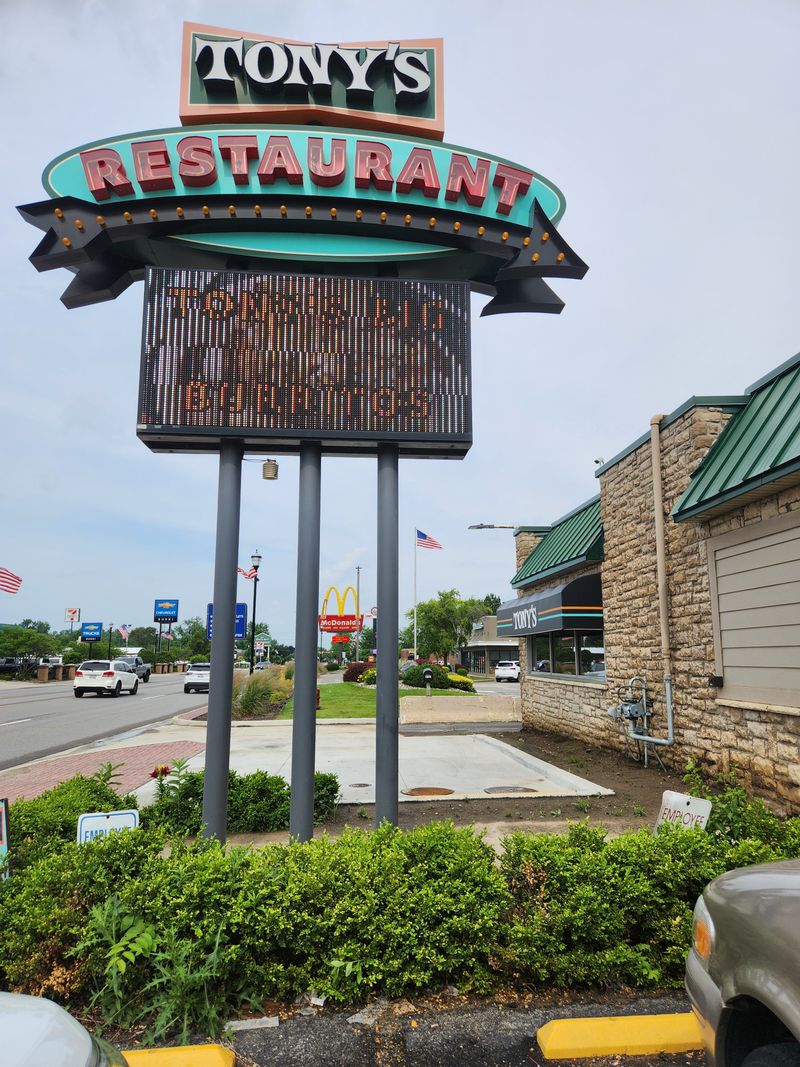 Located Right Off I-75, This BLT Has Become A Road-Trip Legend