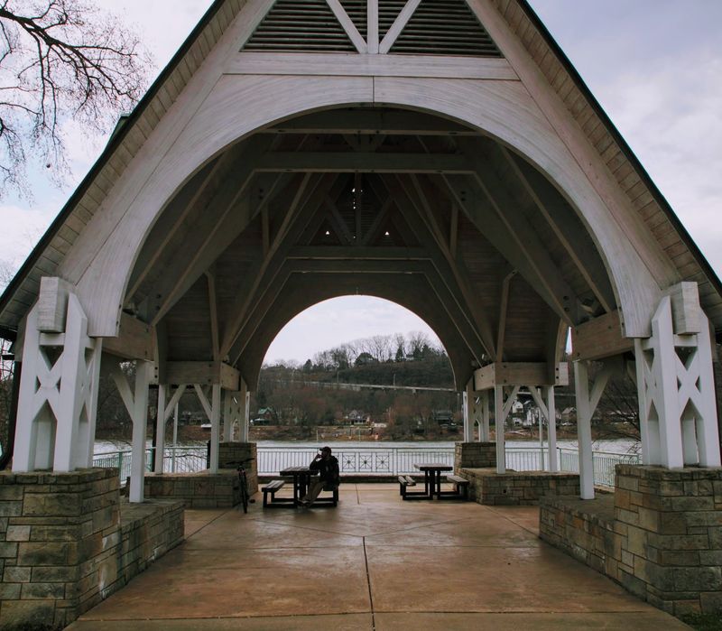 A Place Where River Life Feels Unhurried