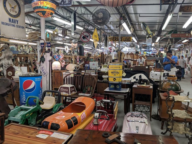 Renningers Flea And Farmers Market (Melbourne)