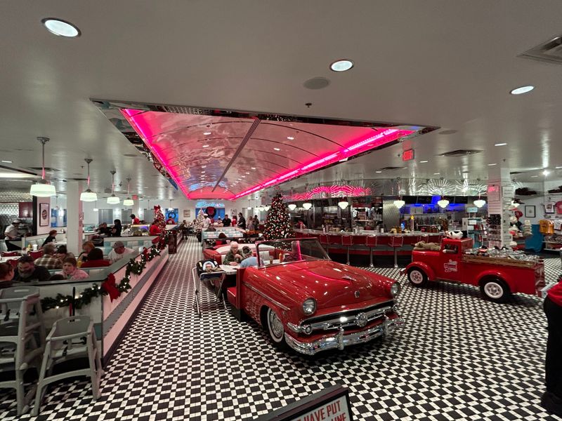 Sunliner Diner – 2302 Parkway, Pigeon Forge, TN 37863