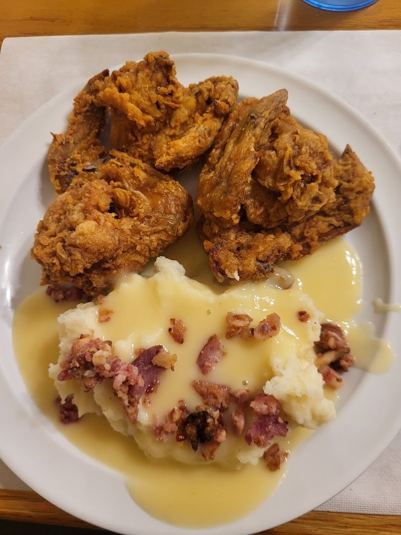 A Daily All-You-Can-Eat Buffet With Classic Comfort Dishes