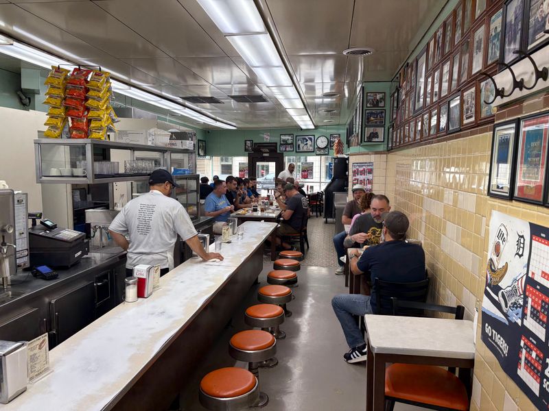 A No-Frills Counter That Keeps The Focus On The Dogs