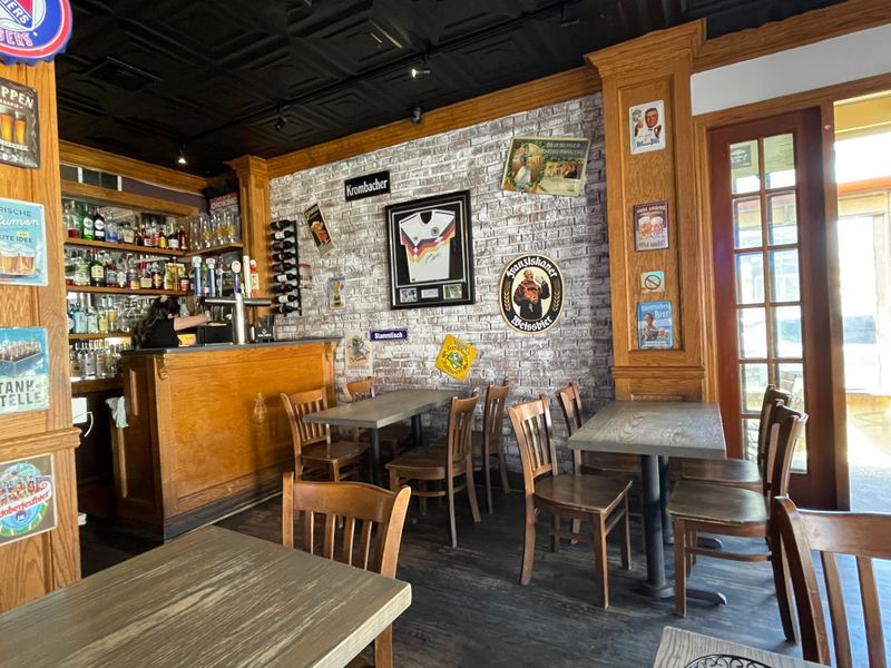 Max Bratwurst und Bier — German Sausages With Beer In Astoria