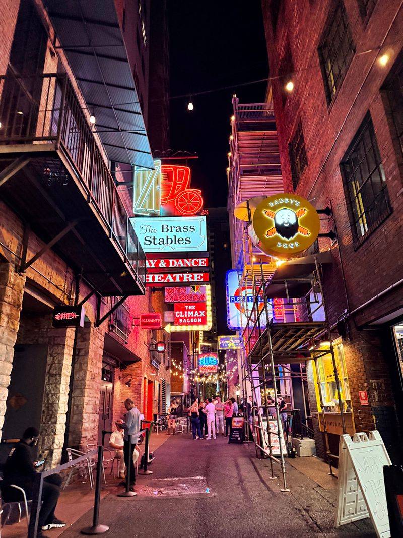 Daddy’s Dogs – Printer’s Alley – 201 Printers Alley, Nashville, TN 37201