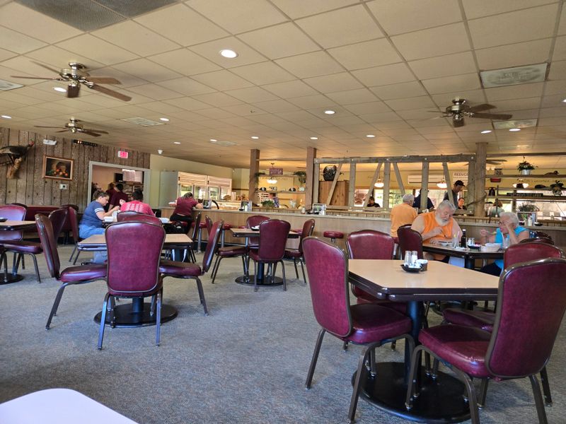 A Welcoming Old-School Dining Atmosphere