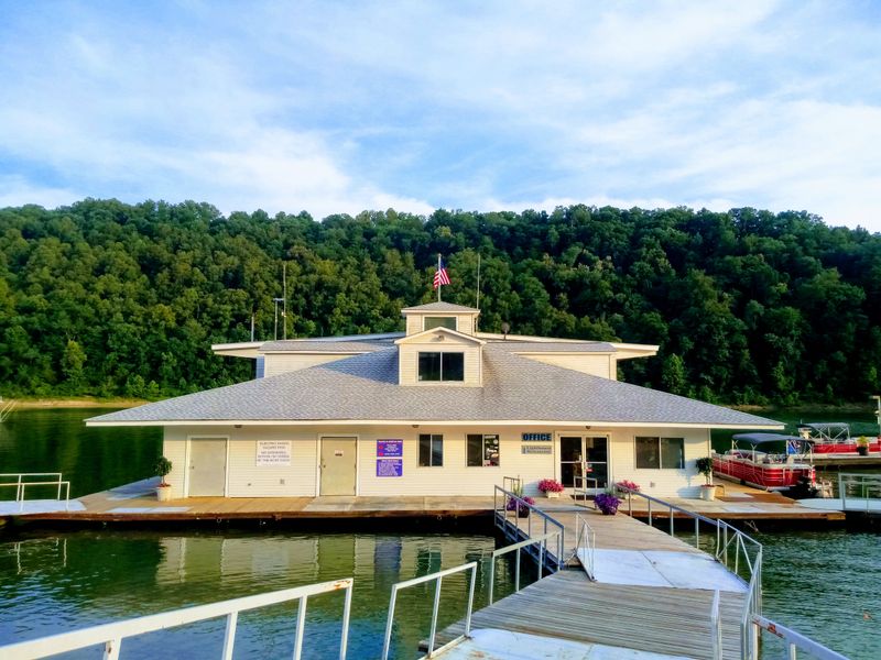 Cookeville Dock Lighthouse Restaurant – 13800 Cookeville Botdck Rd, Baxter, TN 38544