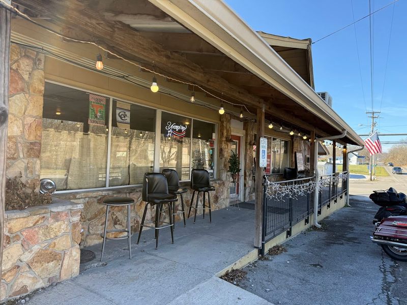 Hank's Corner Grille