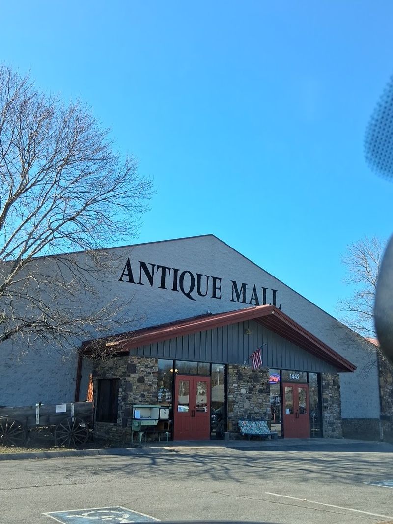 Green Olde Deal Antique Mall, 1442 Winfield Dunn Pkwy, Sevierville, TN 37876