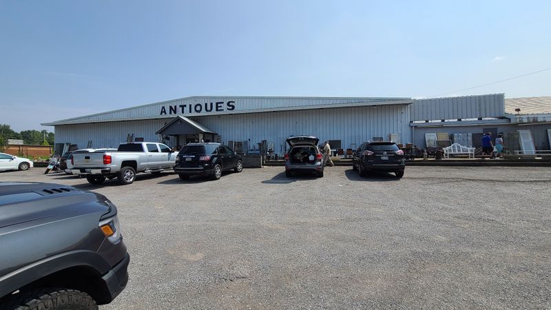 112 Antique Mall, 8759 TN-25, Cross Plains, TN 37049