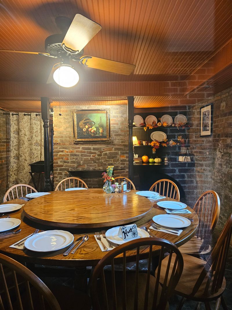 Atmosphere, Lighting, And Noise Level