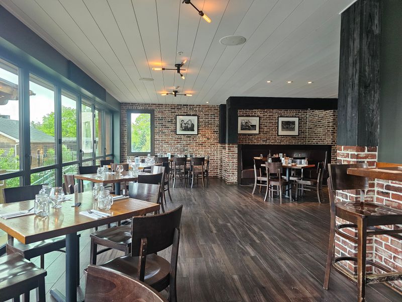 A Dining Room That Encourages Lingering