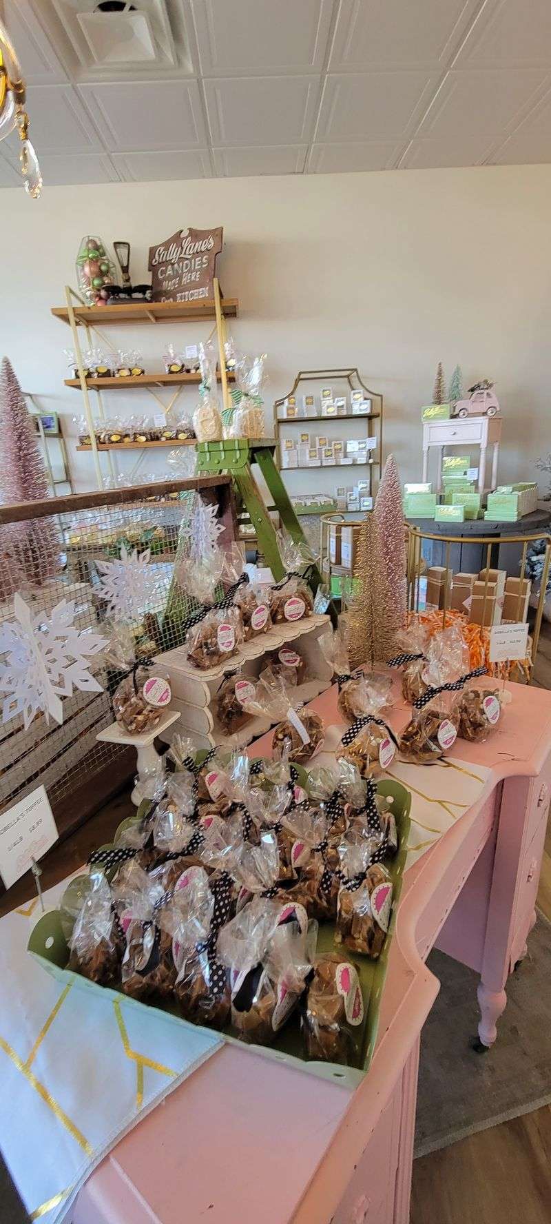 Sally Lane's Candy Farm – 822 E Wood St, Paris