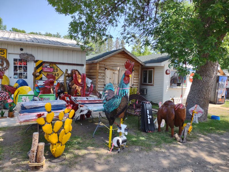 Casual Eats And Refreshments Keep Shoppers Fueled Through The Day